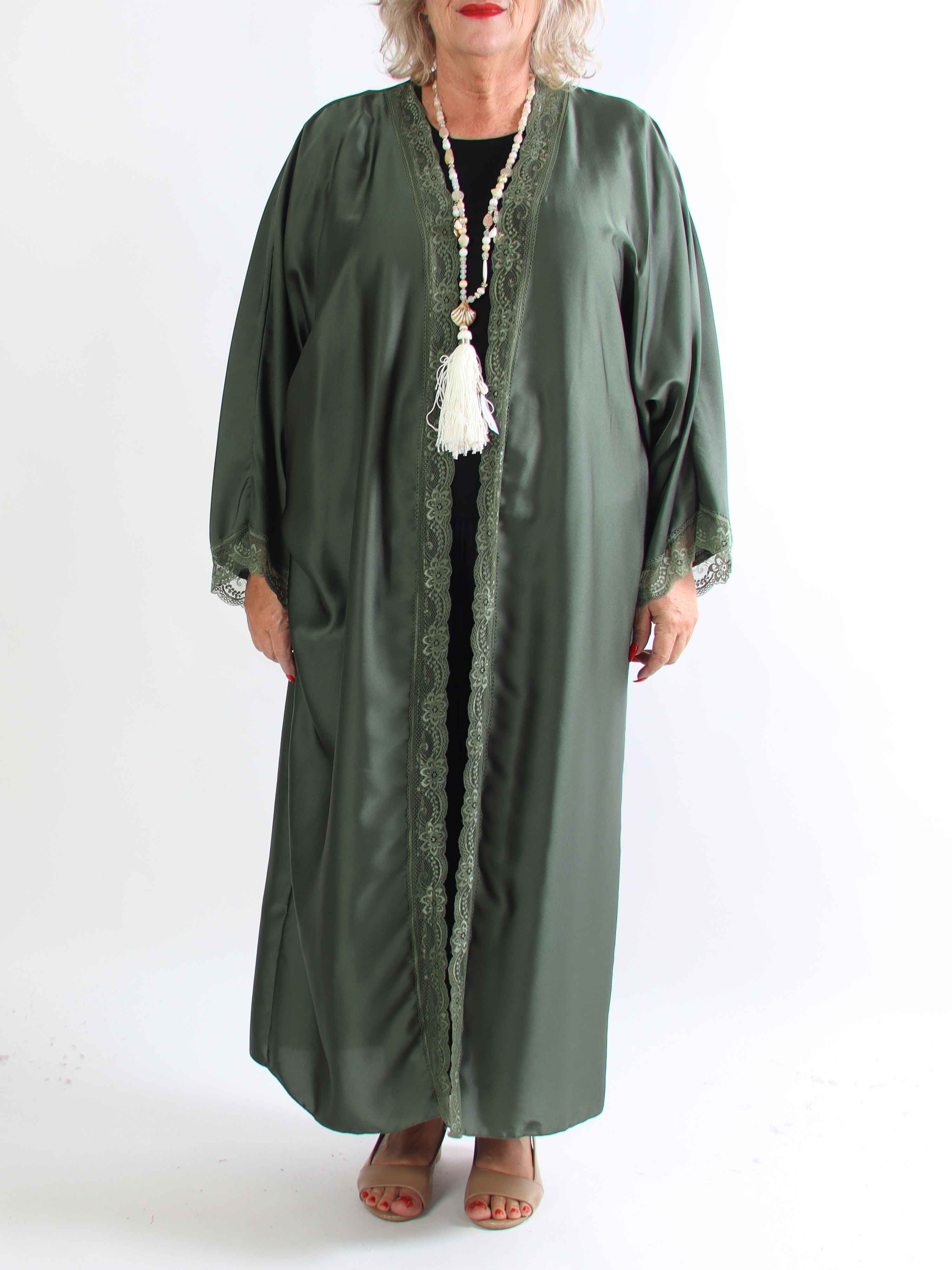 Deiene - Plus size kimono i silkelook med elegant blondekant for et sofistikeret udtryk